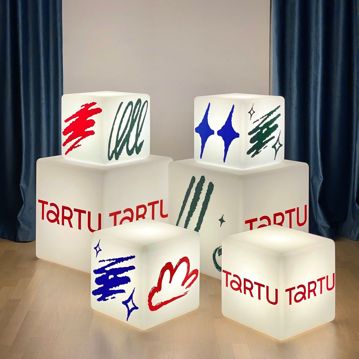 Tartu 2024 brändätyt valokuutiot eri kokoisina – erottuva visuaalinen ratkaisu tapahtumiin ja julkisiin tiloihin, ADDDO